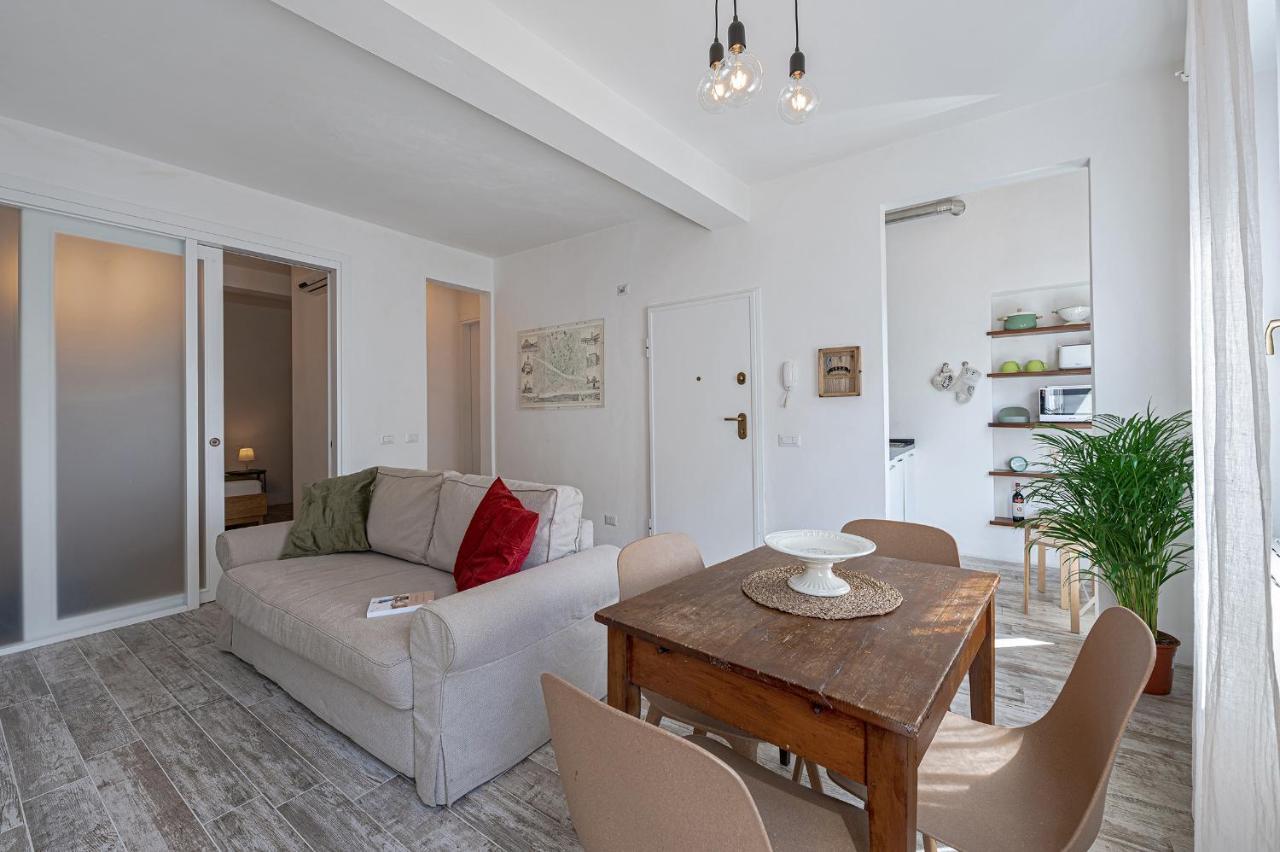 Via Avelli, 4 - Charming - Delightful And Bright 3rd-floor Without Elevator, Overlooking One Of Florence's Beautiful Squares, Exceptionally Located For Exploring The Lejlighed