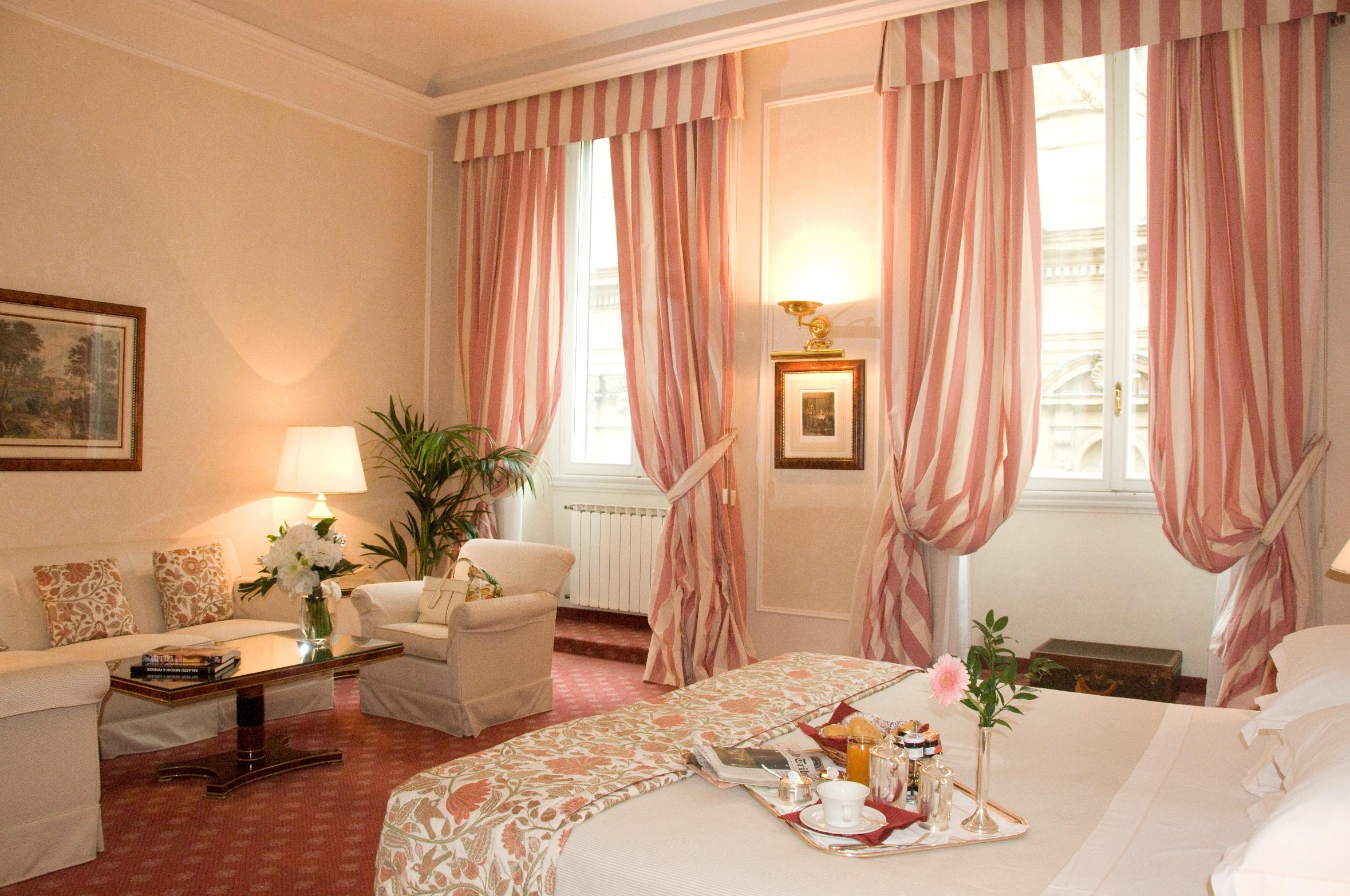 Hotel De La 4*