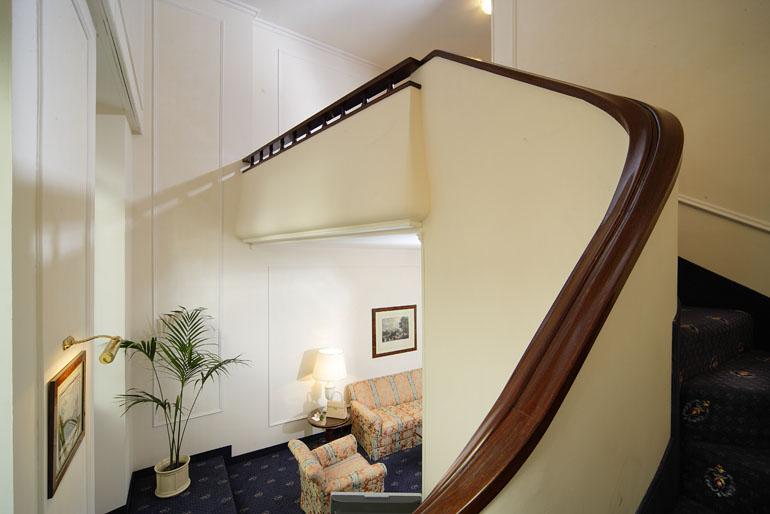 Hotel De La 4*