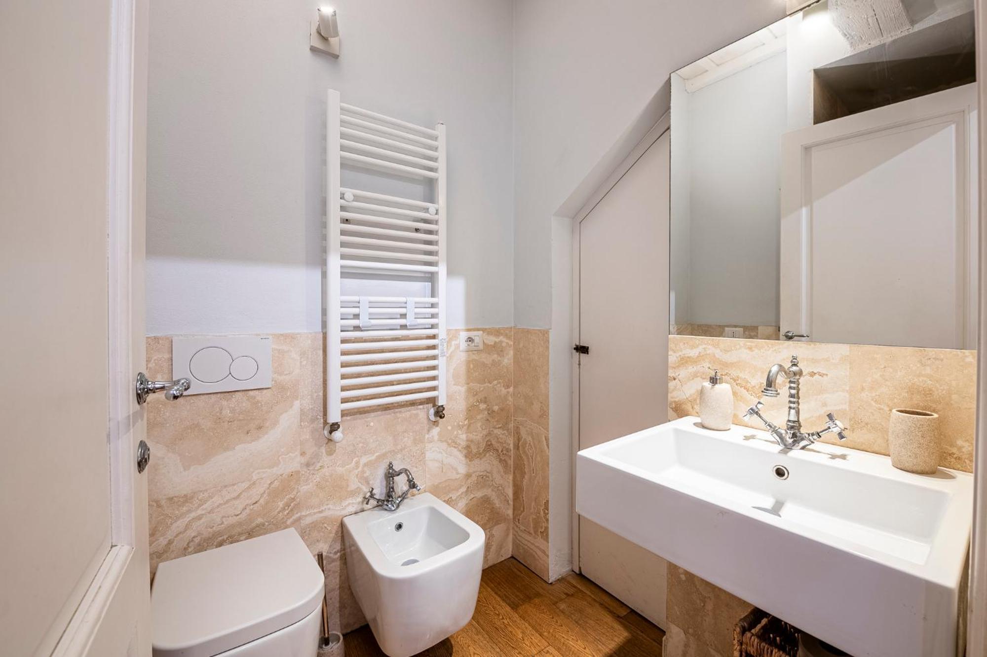 In Pz. Michelangelo: Due Con Due Bagni Appartement *