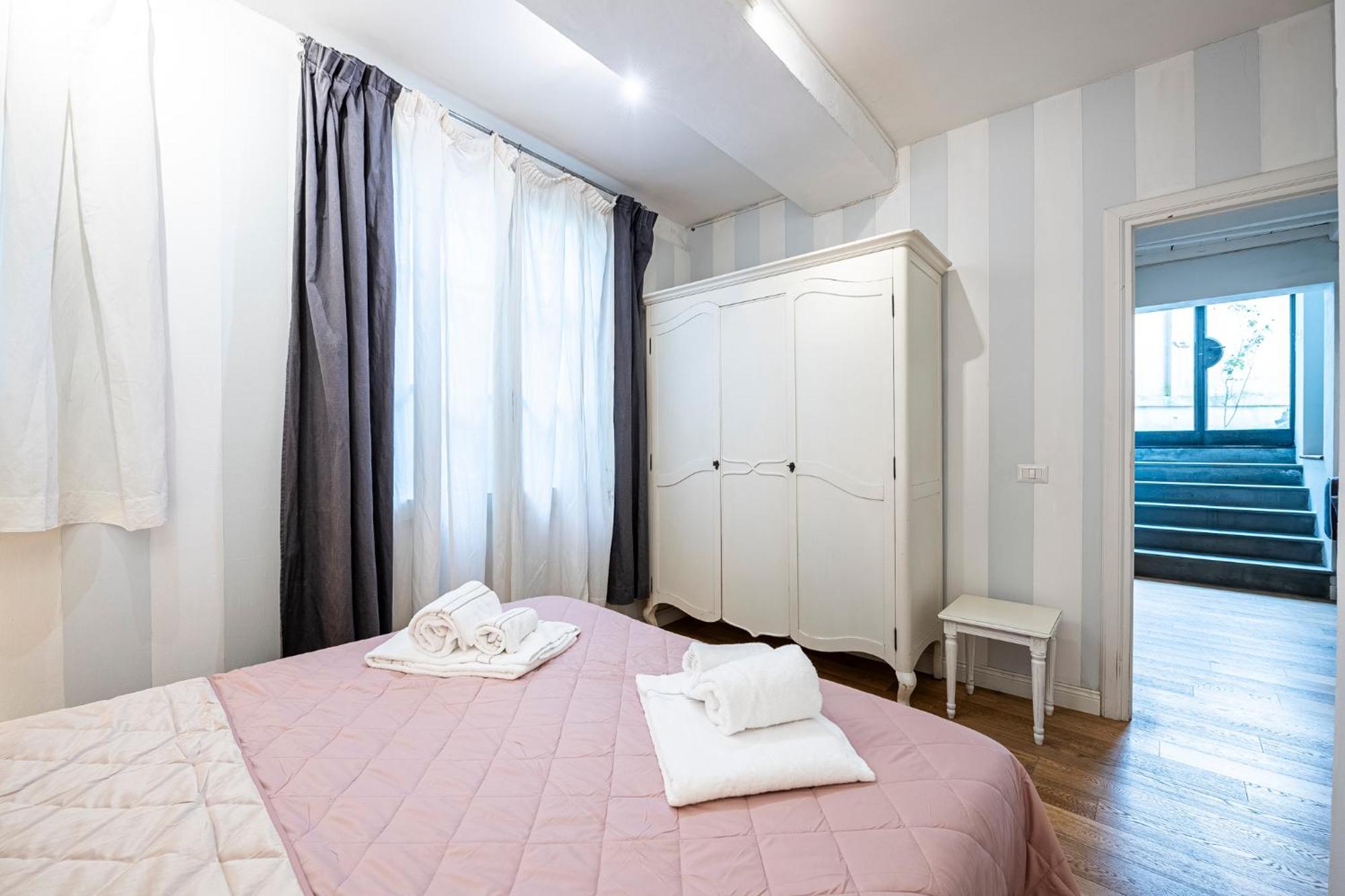 In Pz. Michelangelo: Due Con Due Bagni Appartement
