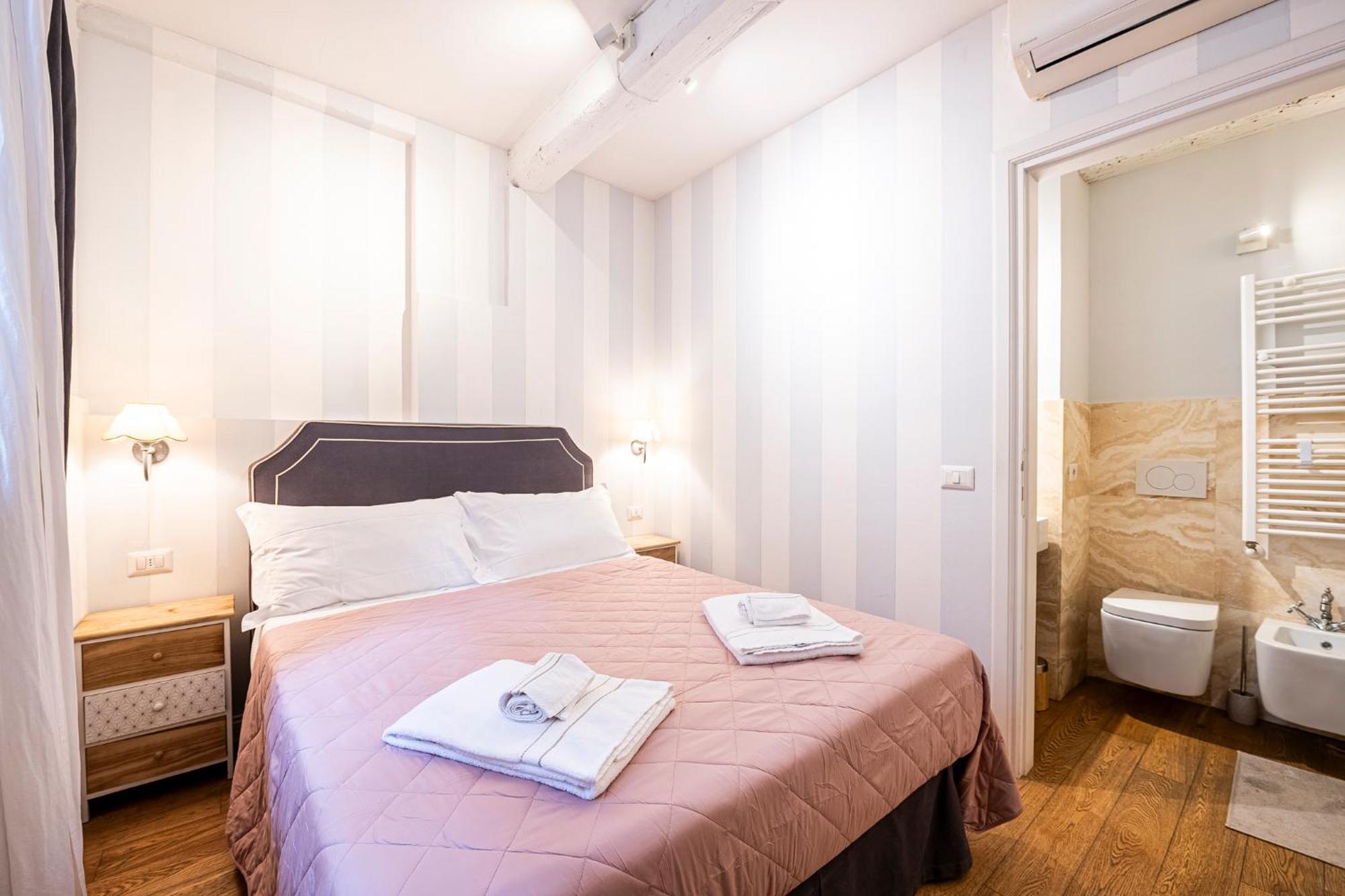 In Pz. Michelangelo: Due Con Due Bagni Appartement