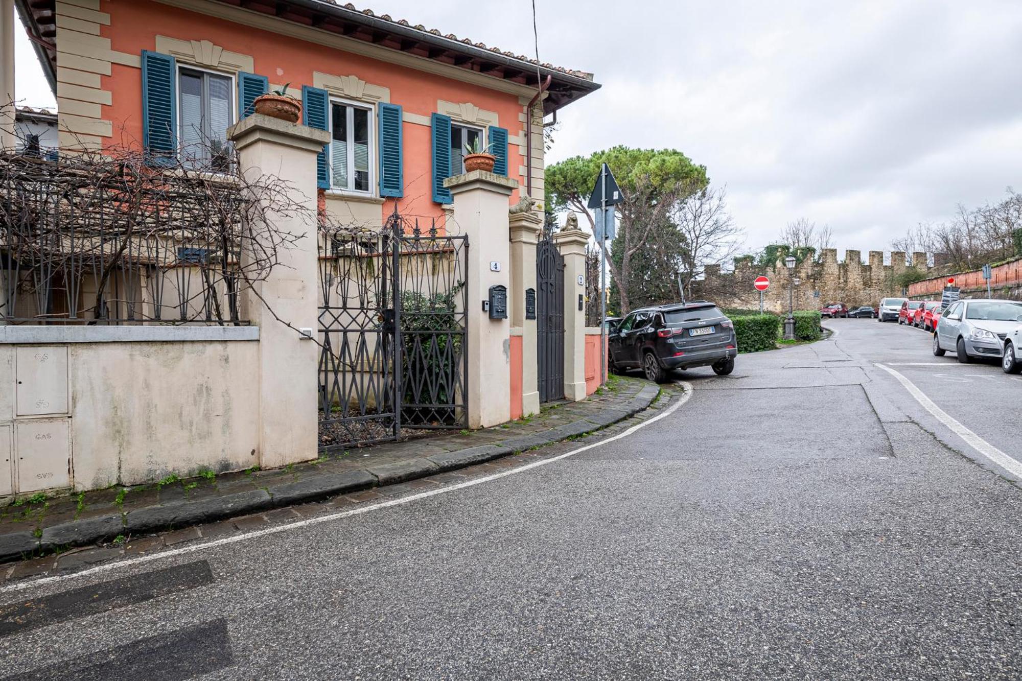 Appartement In Pz. Michelangelo: Due Con Due Bagni *