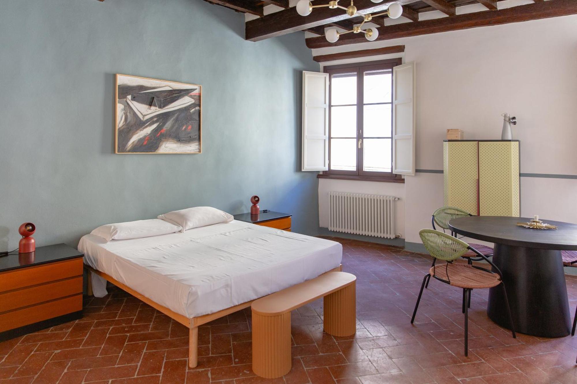 Apartment Stunning & Sunny Near Piazza Santo Spirito Florence