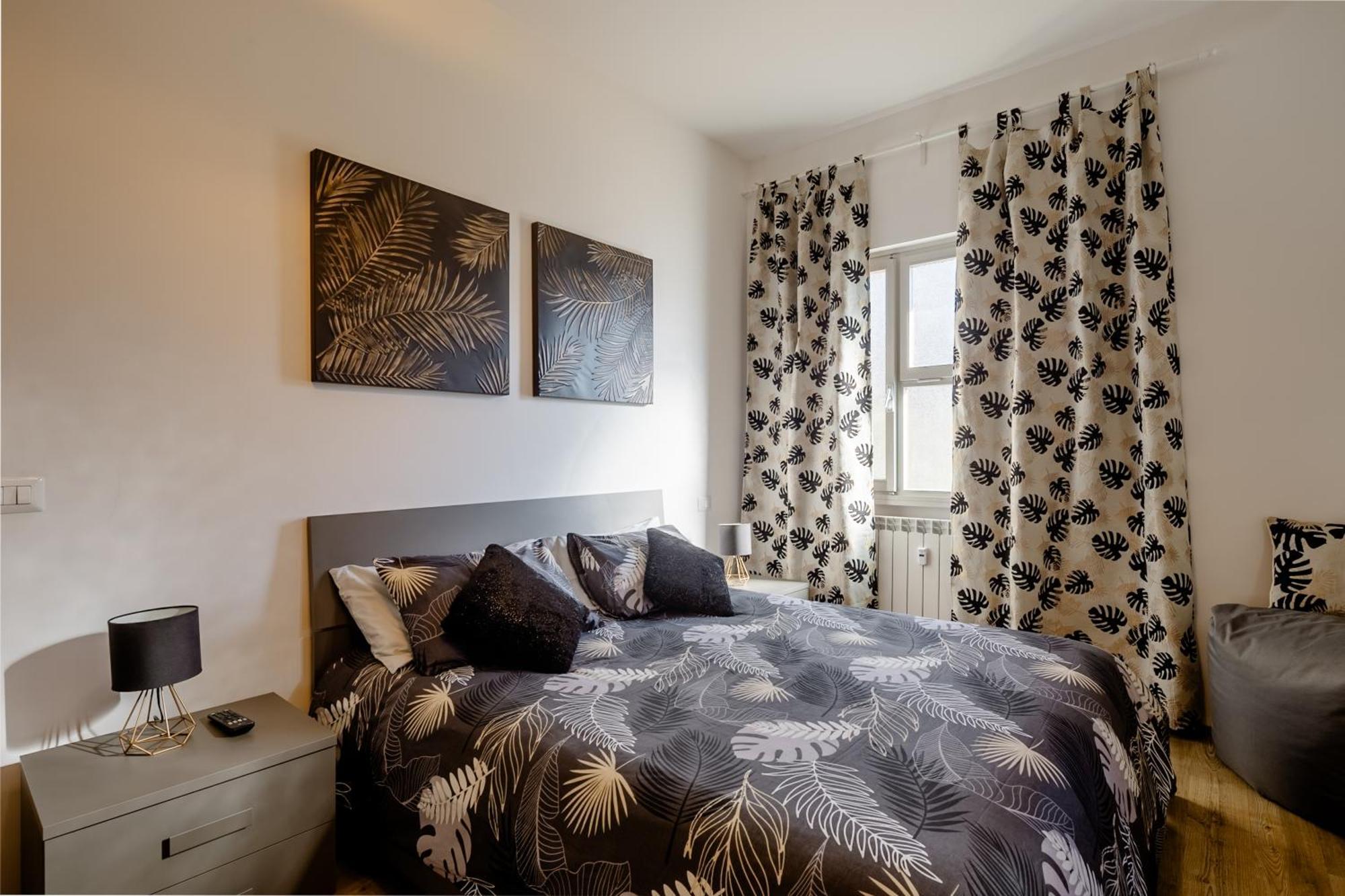 Open The Classic Wooden Shutters At A Cozy Nest Appartamento