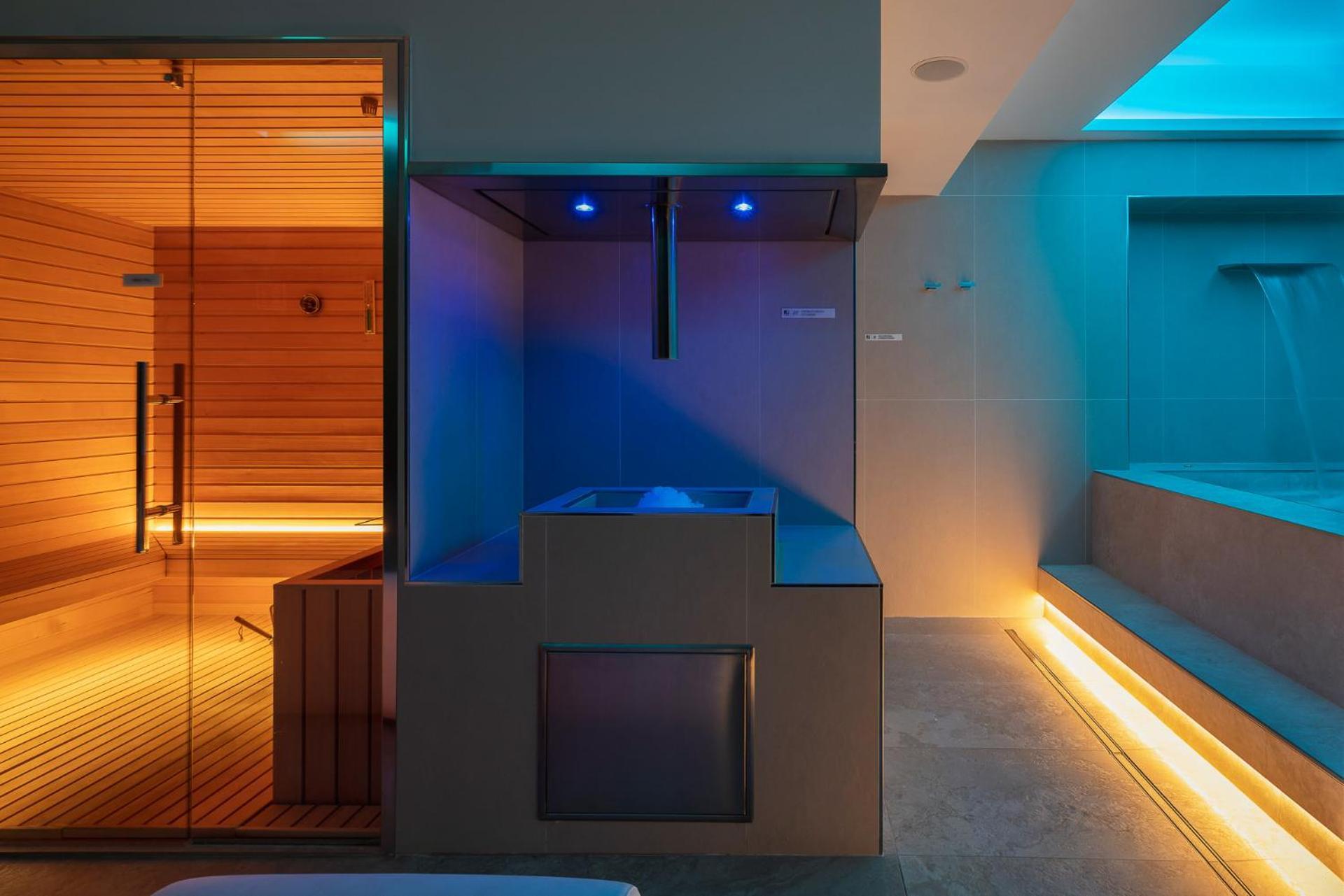 Iq Hotel 4*