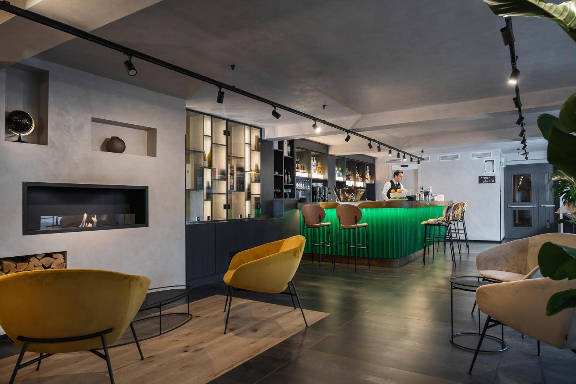 Iq Hotel