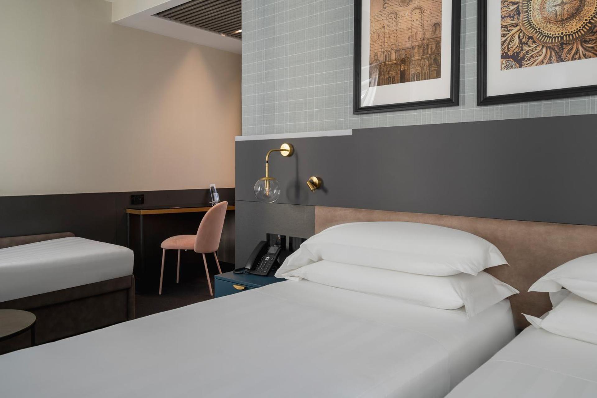 Iq Hotel 4*
