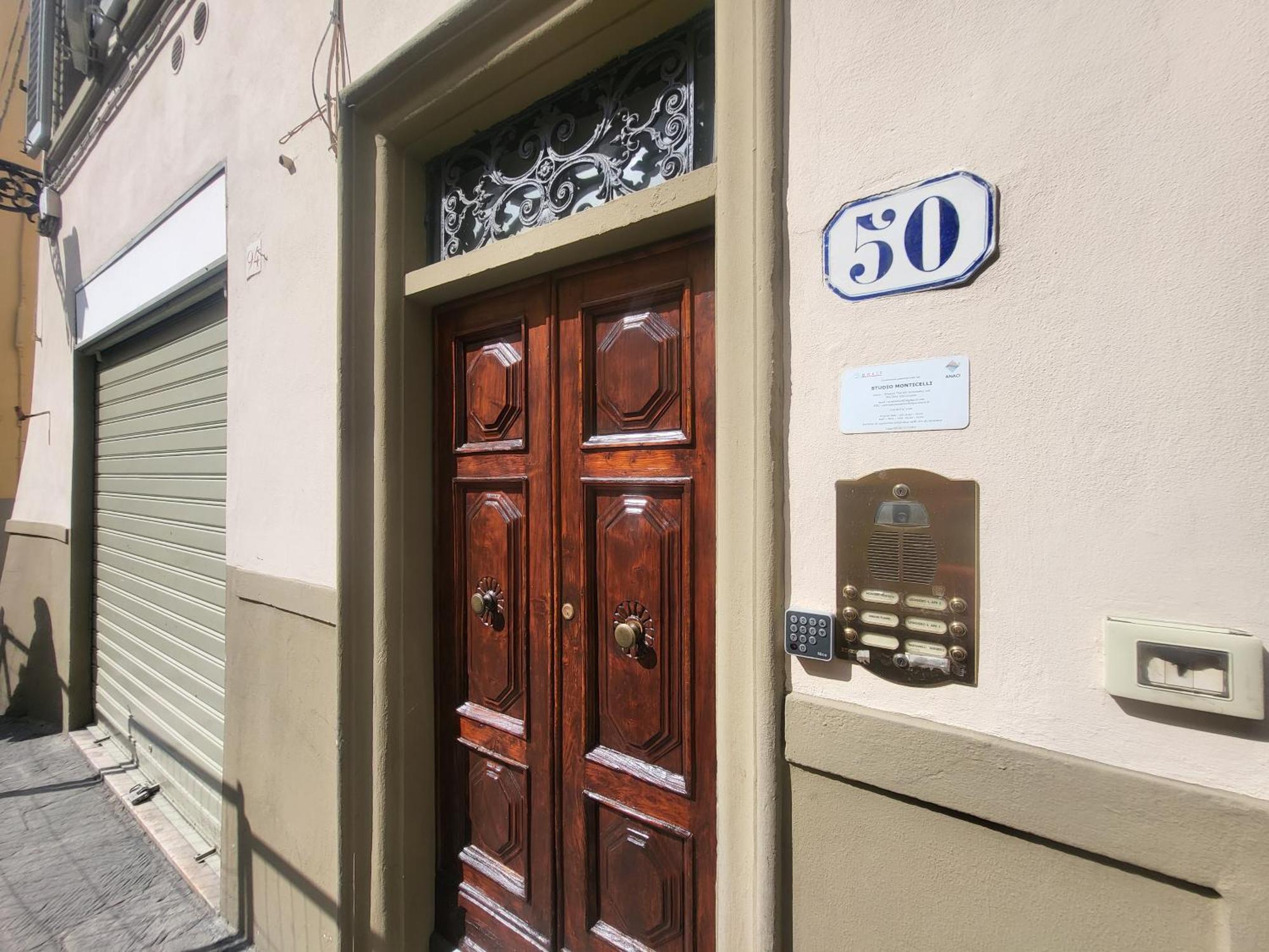 Downtown Colourful Flat Close To The Railway Appartement *