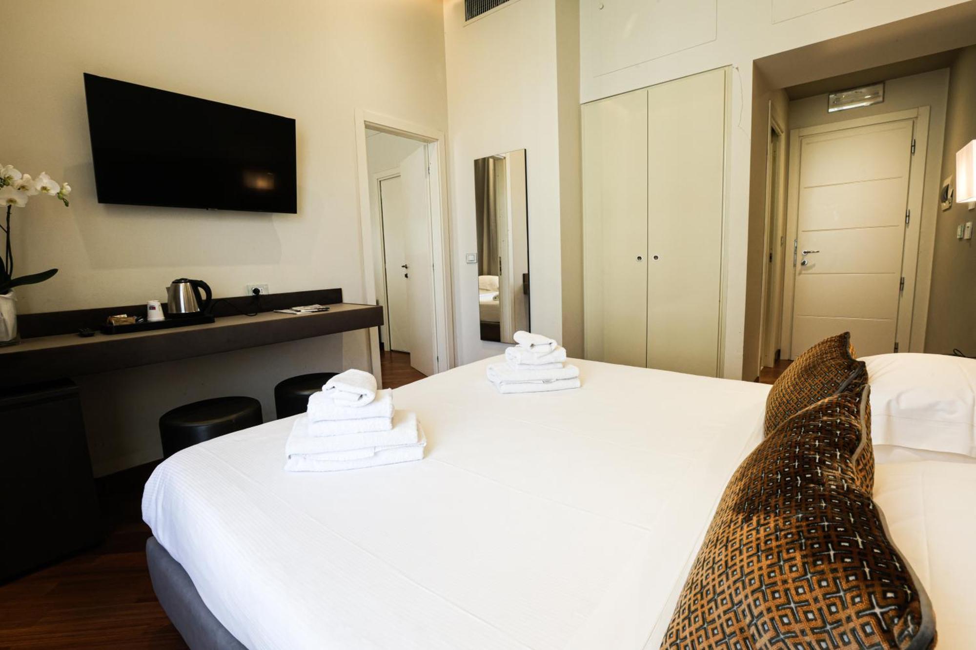 Embassy Hotel 4*