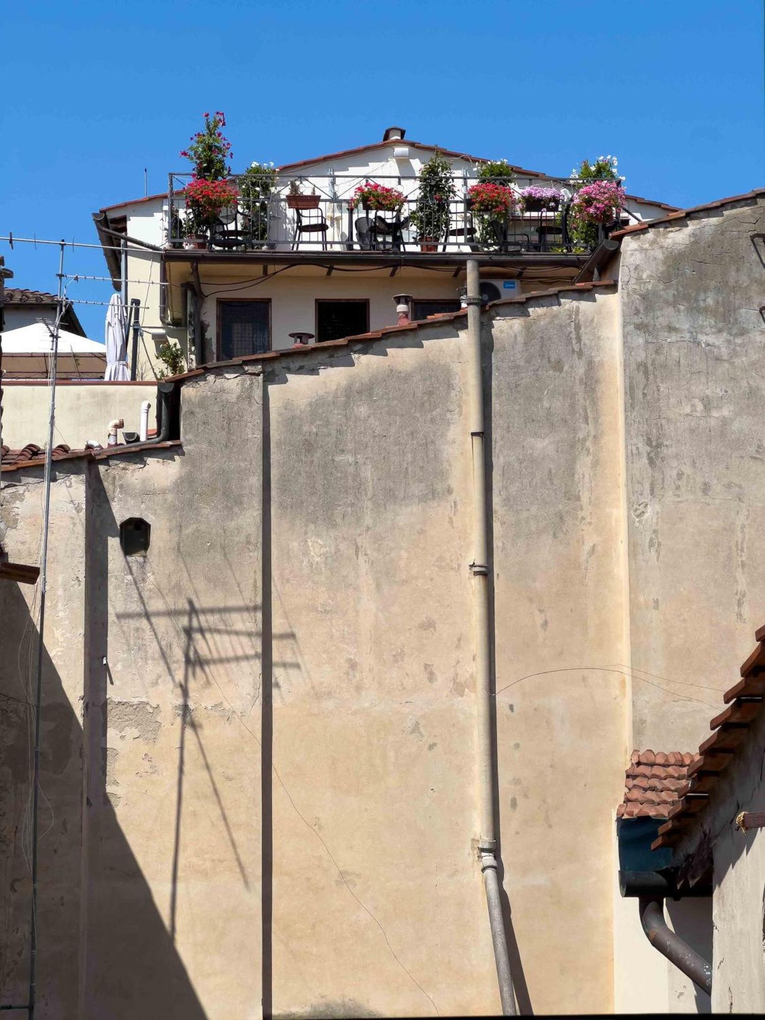 Lezioso, In Lejlighed