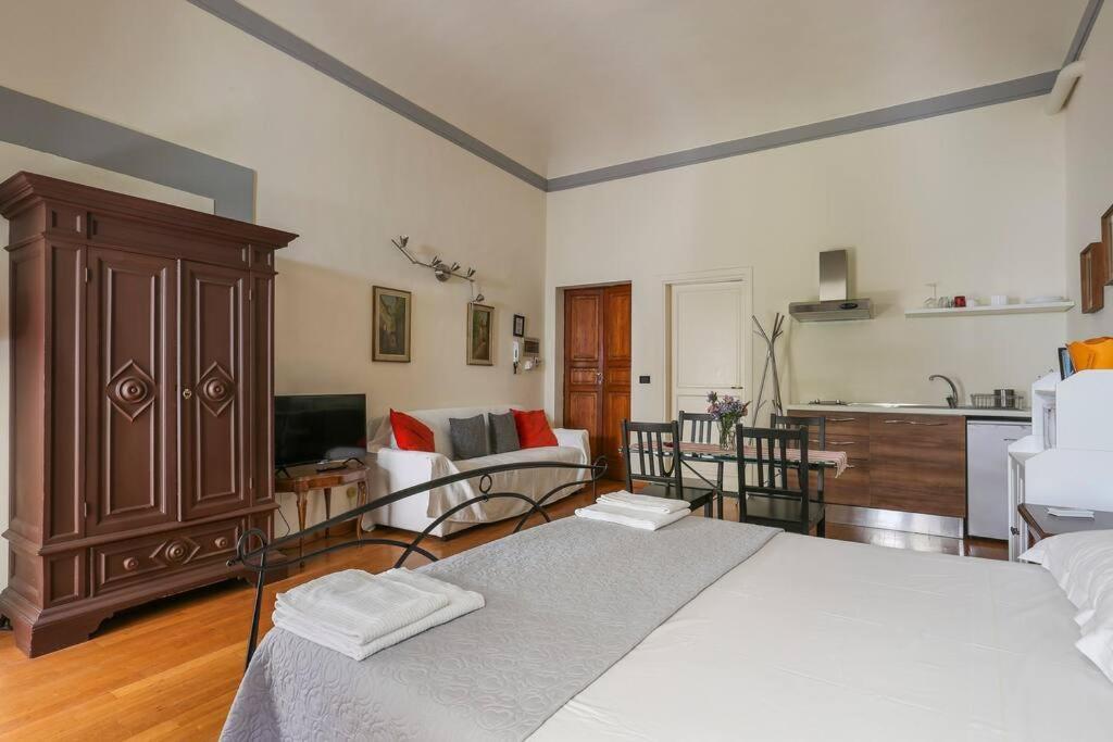 Next To The Duomo Of Florence, Lorenzo, With Private Terrace Appartamento