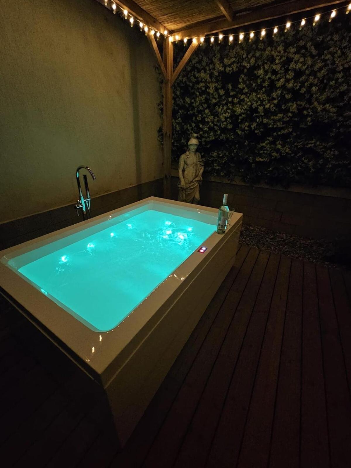 Florart Boutique Apartment, Giardino E Vasca Idro Lejlighed *