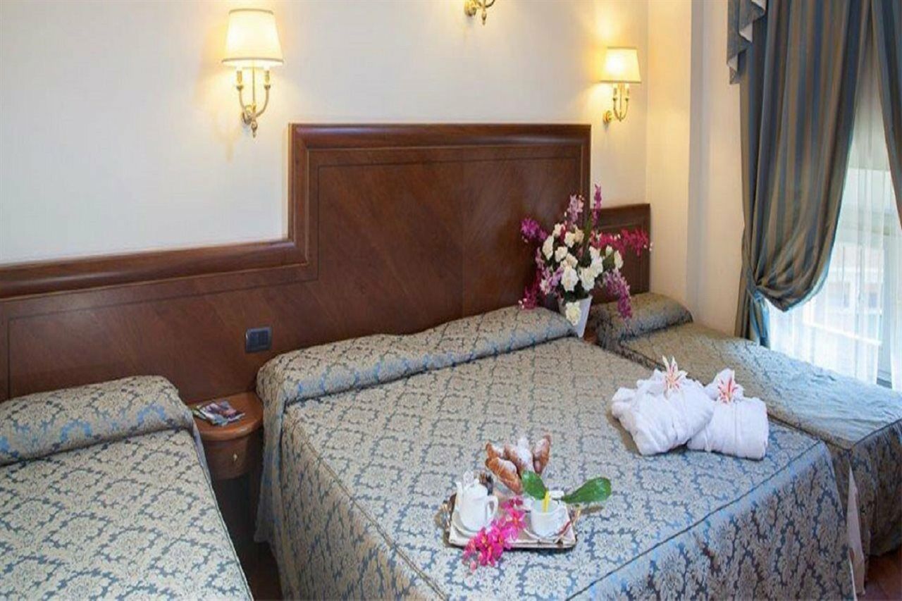 Embassy Hotel 4*