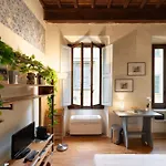 Via Benedetta, 13 - Florence Charming Apartments - Florentine Gem Steps From Station - Prime Spot!
