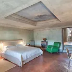 Accademia Frescoes Apartment