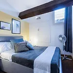 Historic Center Renovated Apartment- Amazing Location-By Likehomeflorence