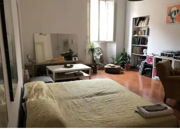 Large Room In Antique Building In Santo Spirito