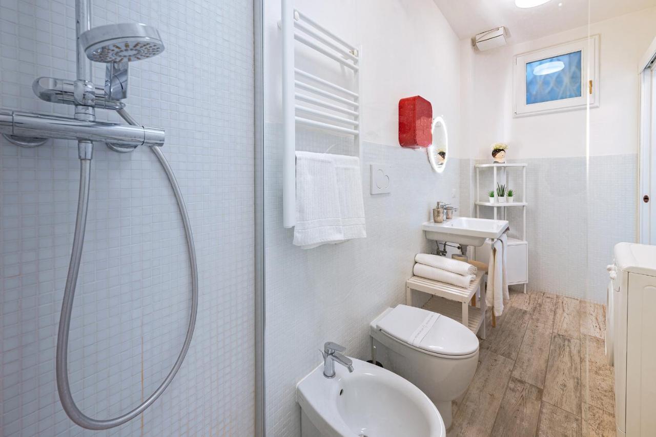 Via Avelli, 4 - Charming - Delightful And Bright 3rd-floor Without Elevator, Overlooking One Of Florence's Beautiful Squares, Exceptionally Located For Exploring The Leilighet *