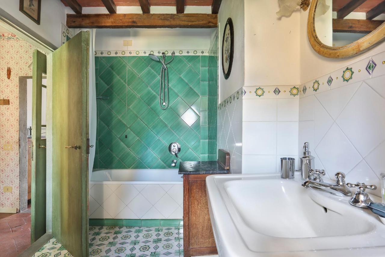A Postcard View In A Vintage Appartement *