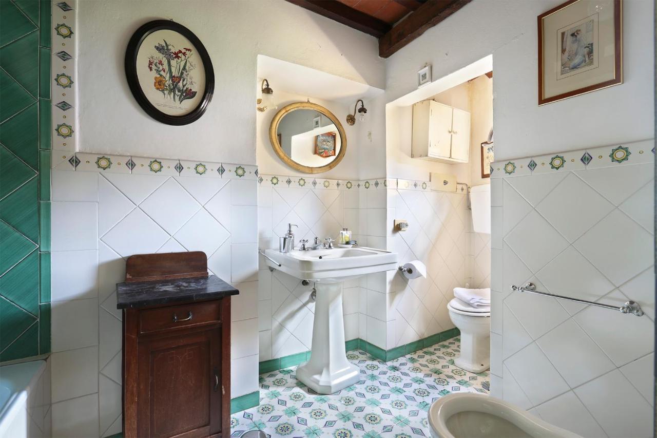 A Postcard View In A Vintage Appartement Florence