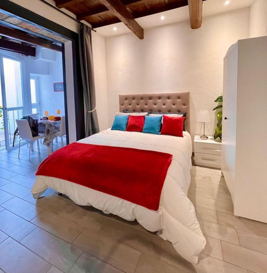 Roberto's Apartment. Piazza Santa Croce. * Firenze