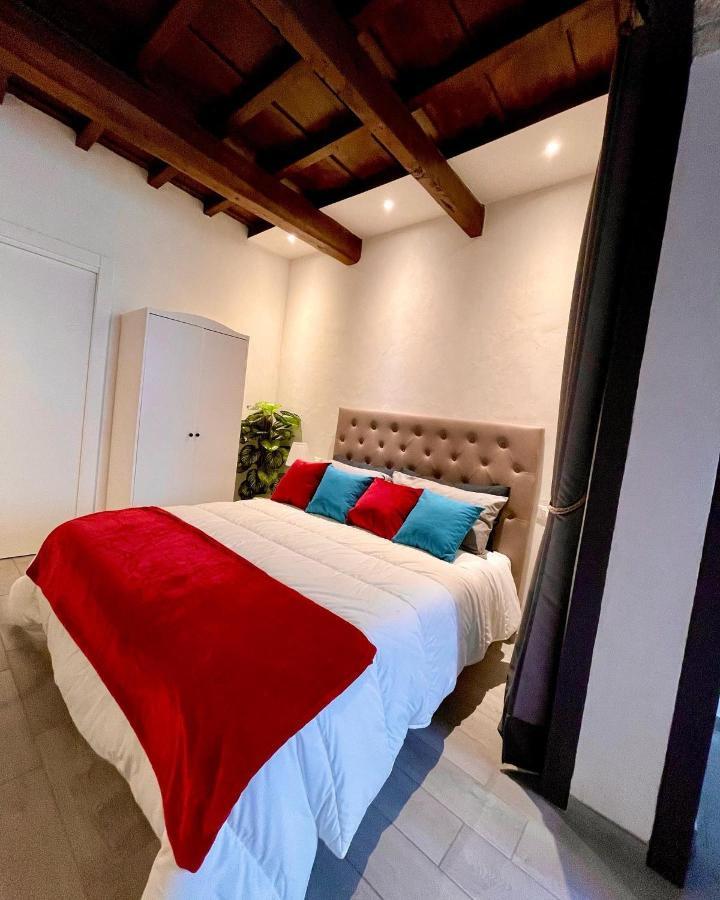 Roberto's Apartment. Piazza Santa Croce. Appartamento Firenze