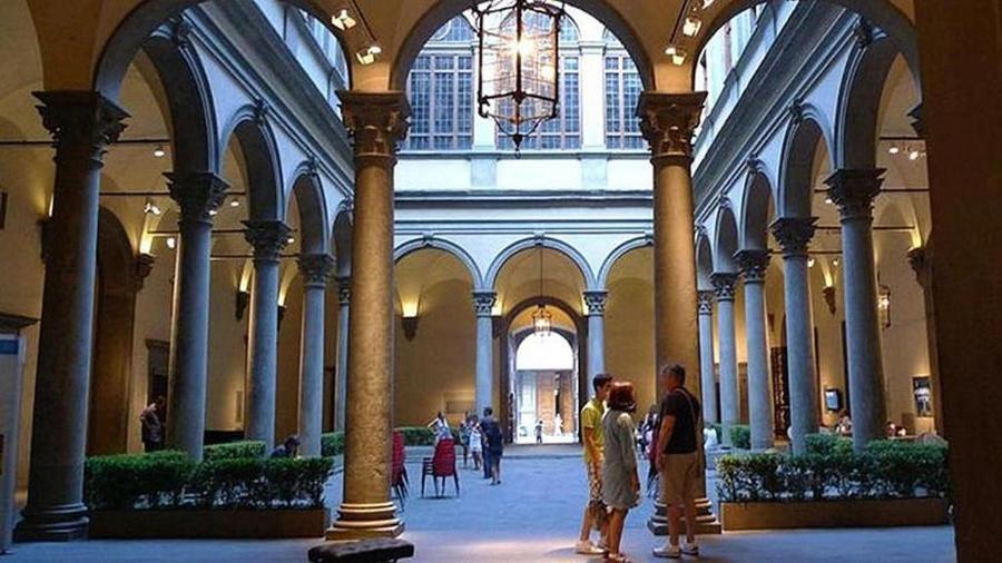 Roberto's Apartment. Piazza Santa Croce. * Firenze