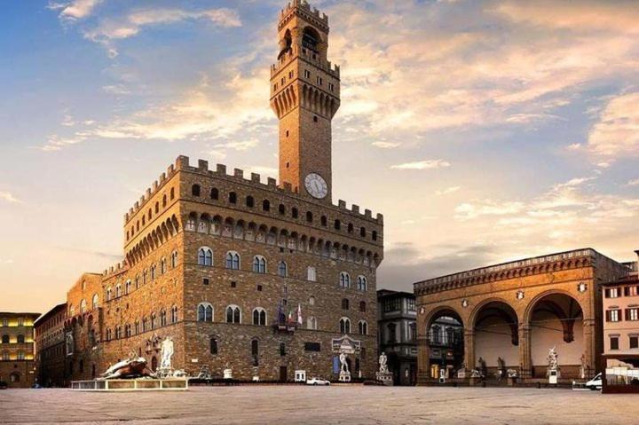 Roberto's Apartment. Piazza Santa Croce. Firenze