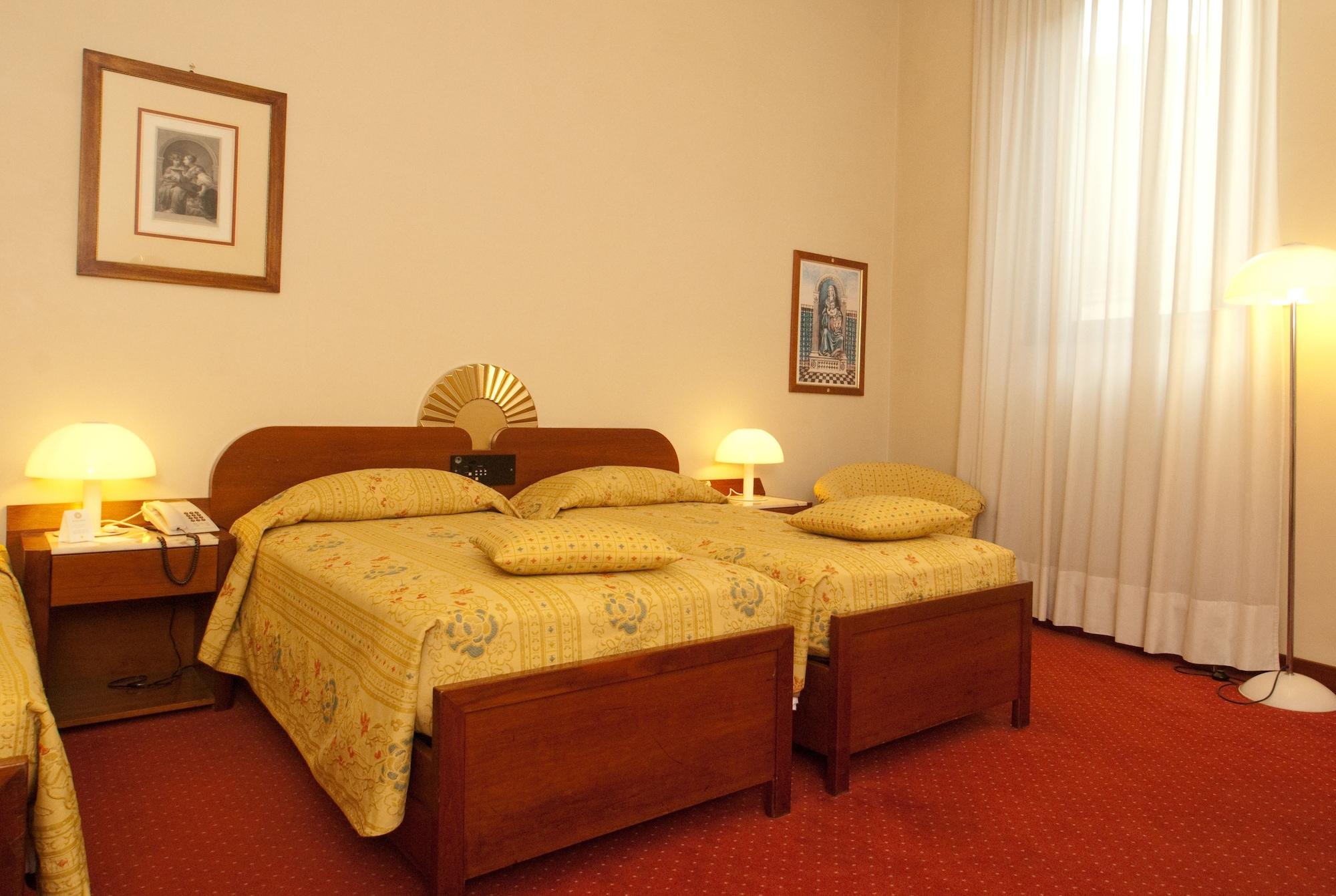 Roma Hotel 4*