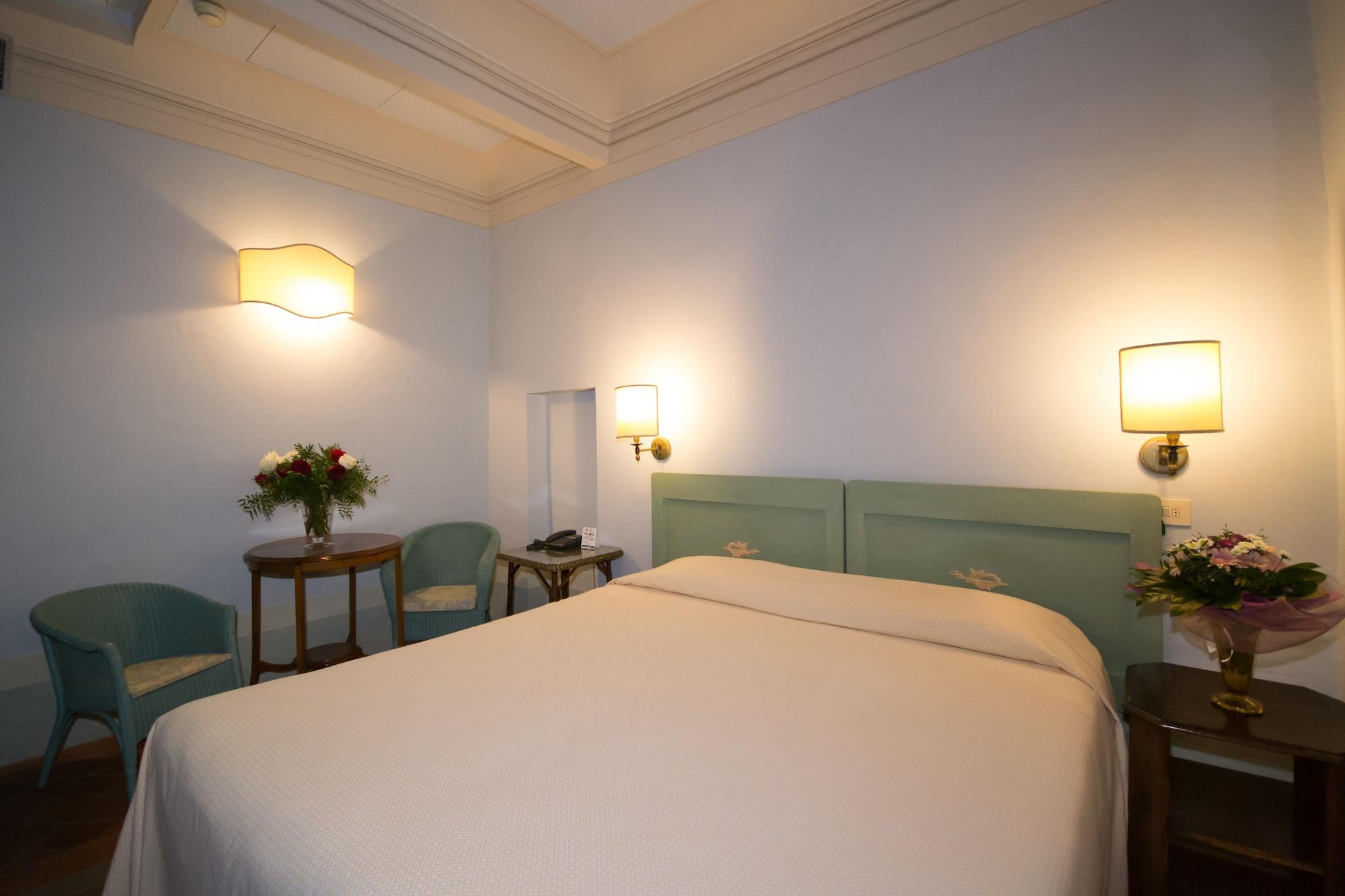 Hotel Loggiato Dei Serviti 3*