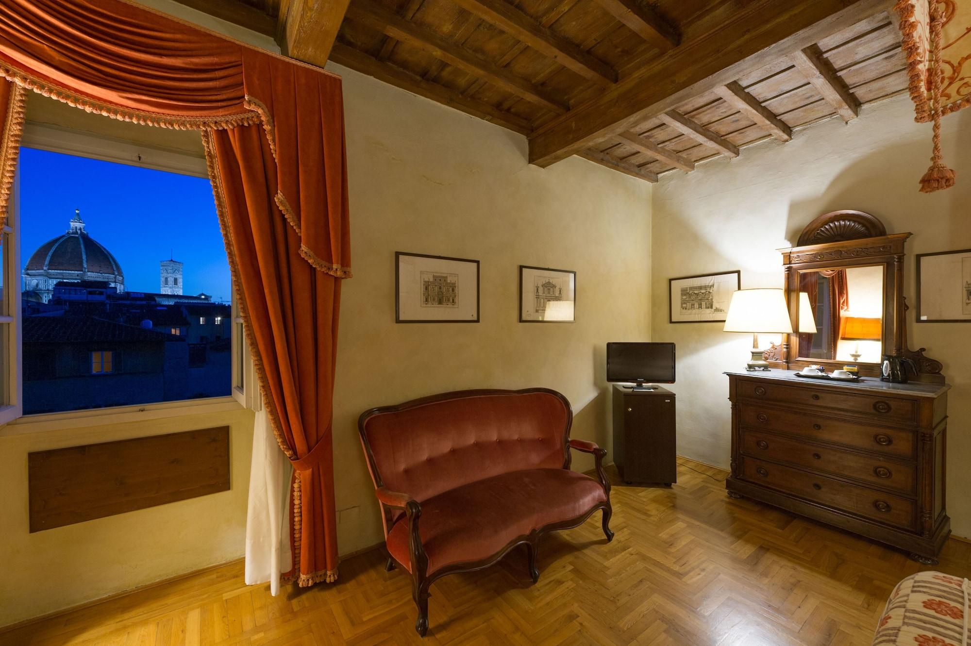 Hotel Loggiato Dei Serviti 3*
