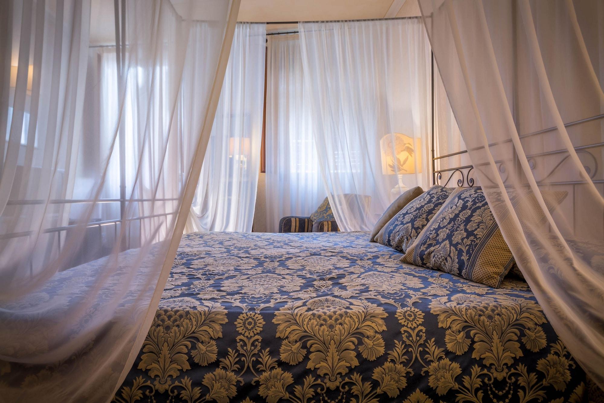 Hotel Palazzo Dal Borgo 4*