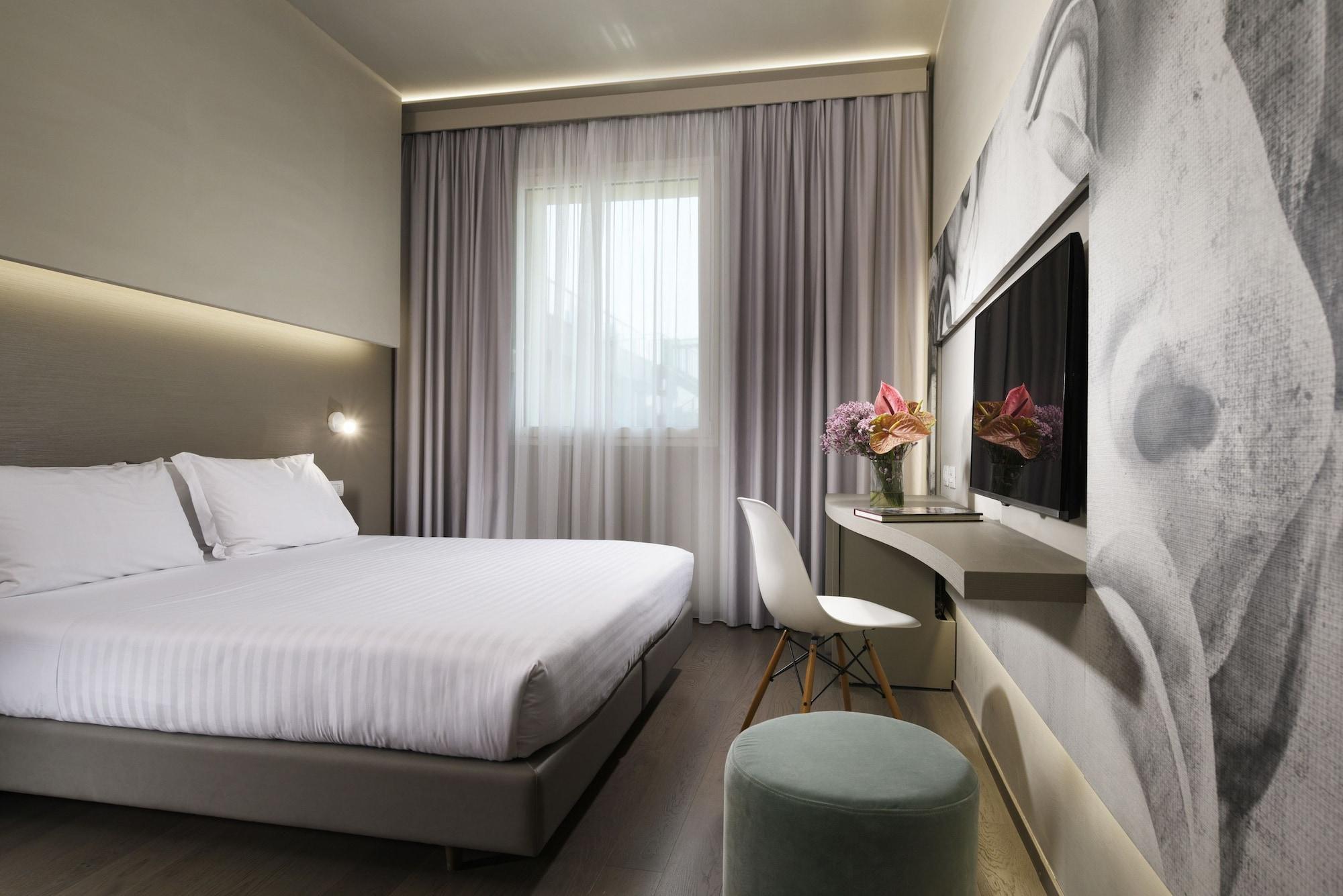 Glance In Hotel