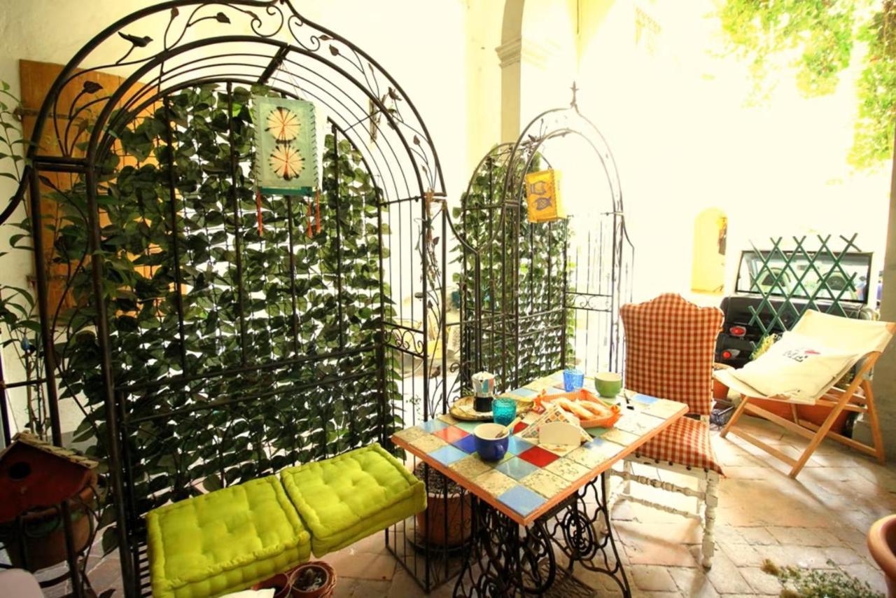 Hand Decorated House With Court Appartement