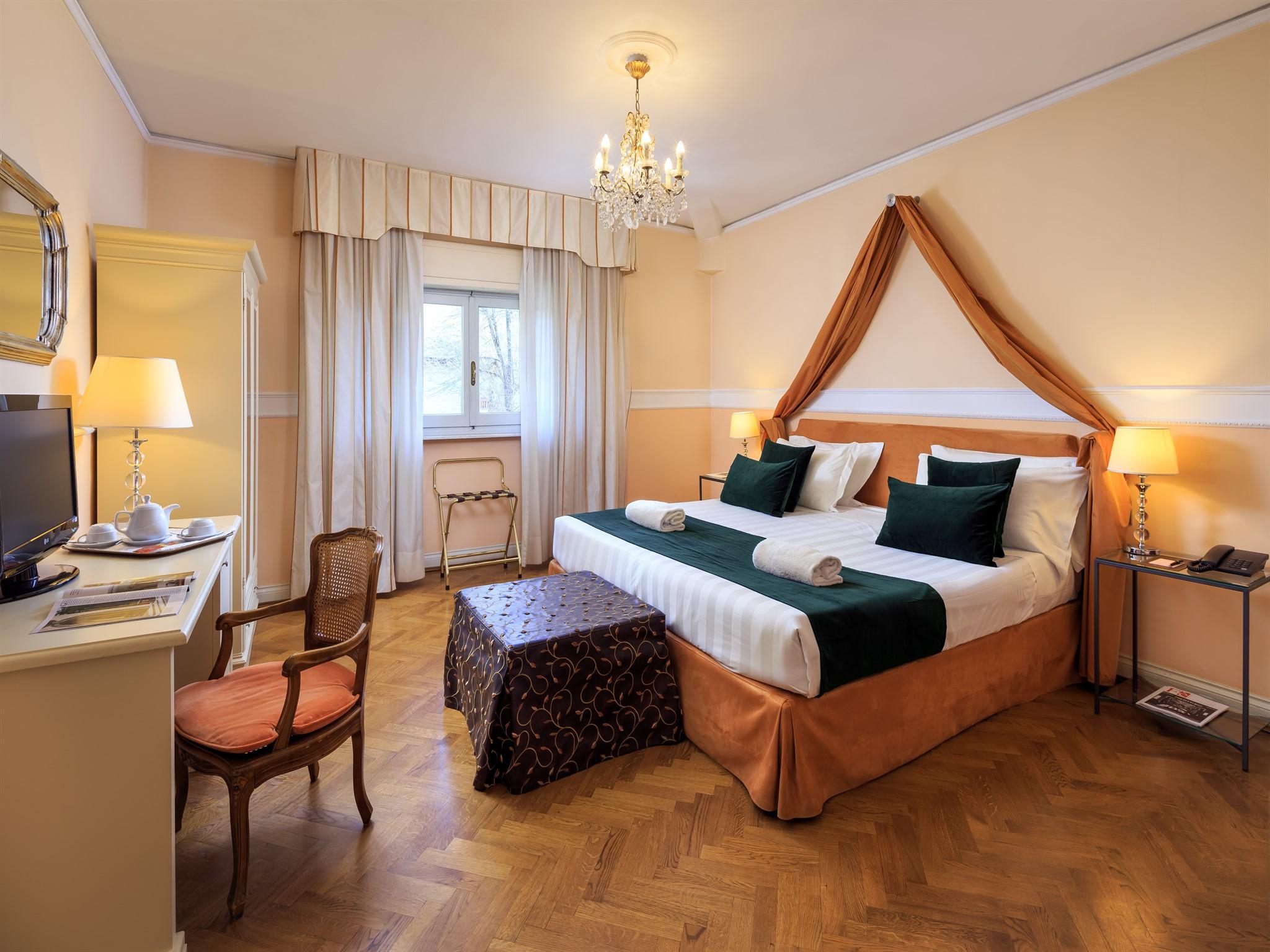 Carlotta 4*