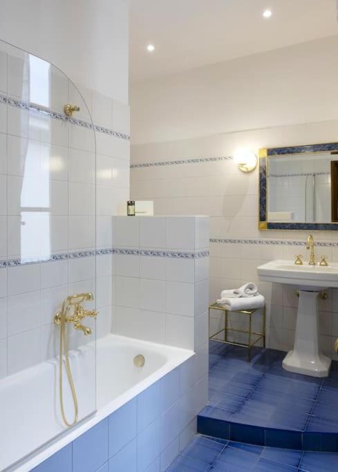 Appartement D/t Elegant & Spacious Flat 2' Walk Train Station