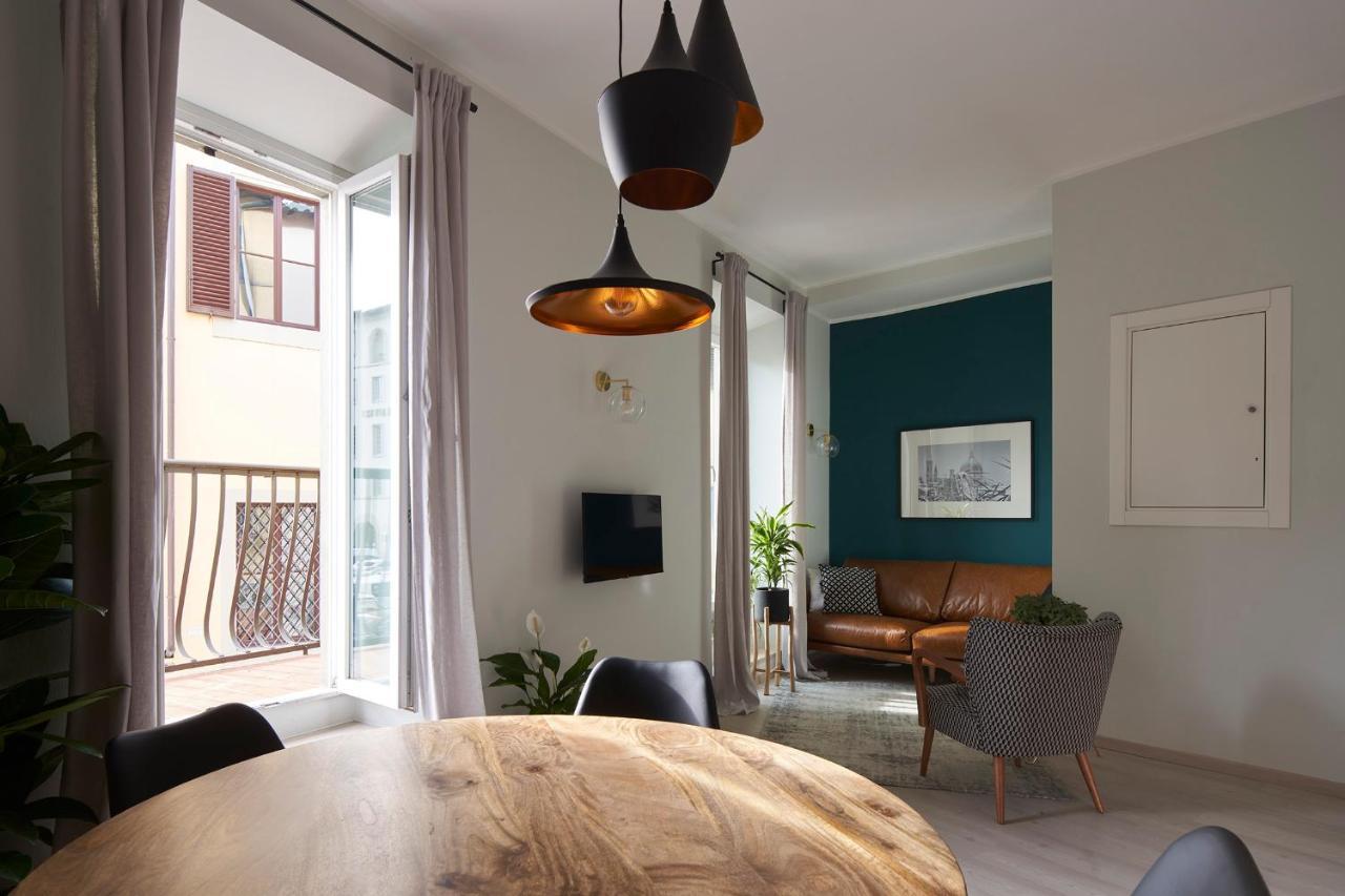 3 Master Bedrooms With Balcony On The River With Views Appartamento