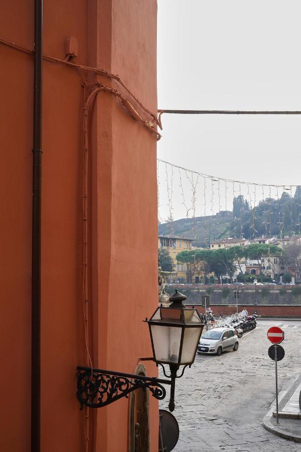 3 Master Bedrooms With Balcony On The River With Views Appartamento