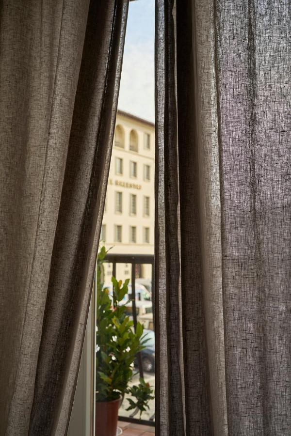 3 Master Bedrooms With Balcony On The River With Views Appartamento