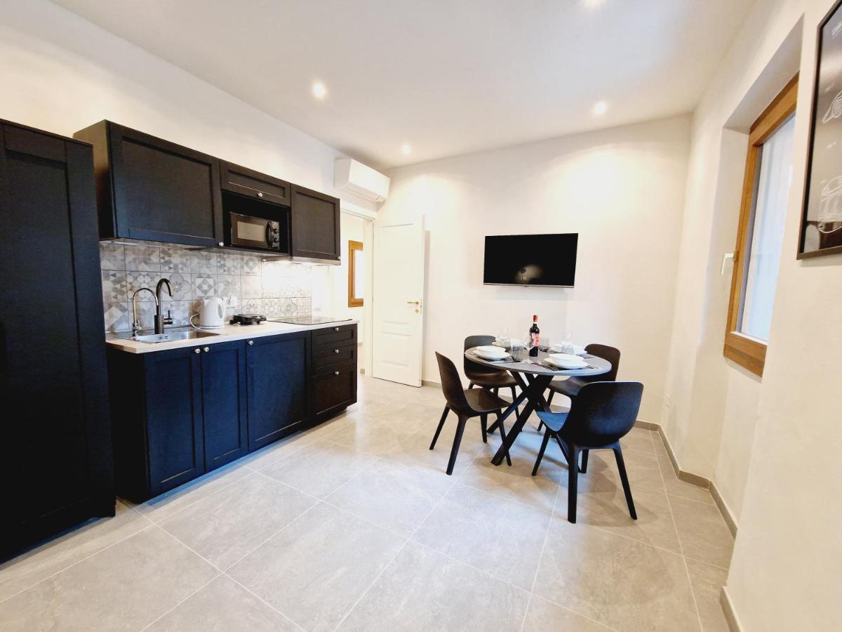 Monna Dina In Appartement *