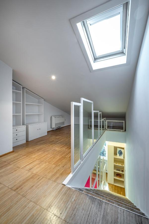 Yid Penthouse On River With Parking Appartement