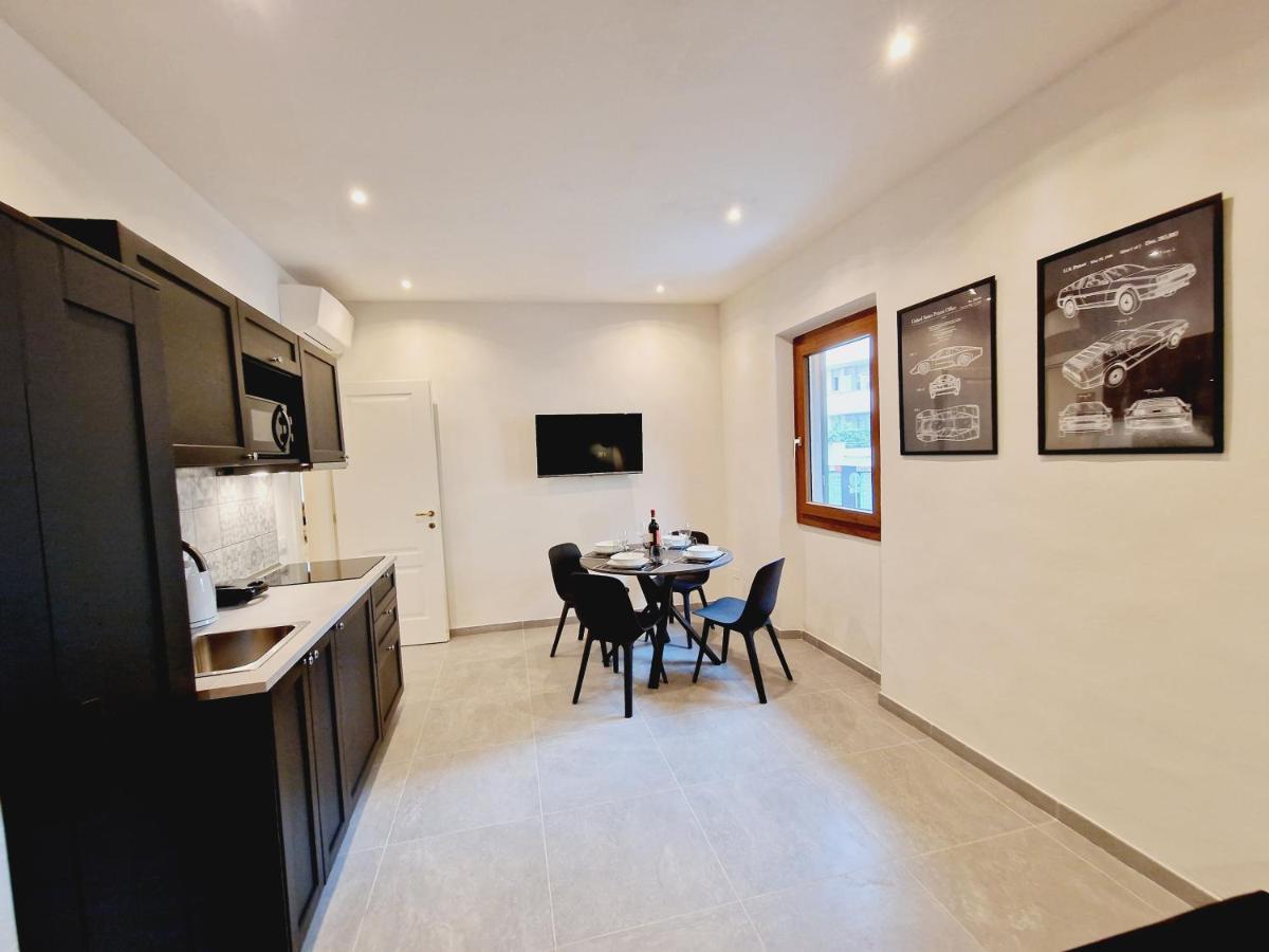 Monna Dina In Appartement