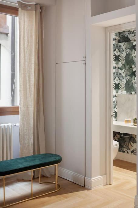 Elegant With Stunning Frescoed Ceilings Leilighet