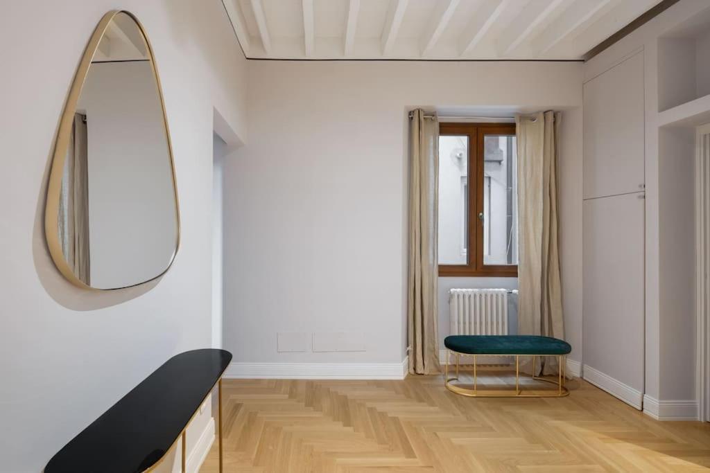 Elegant With Stunning Frescoed Ceilings Leilighet