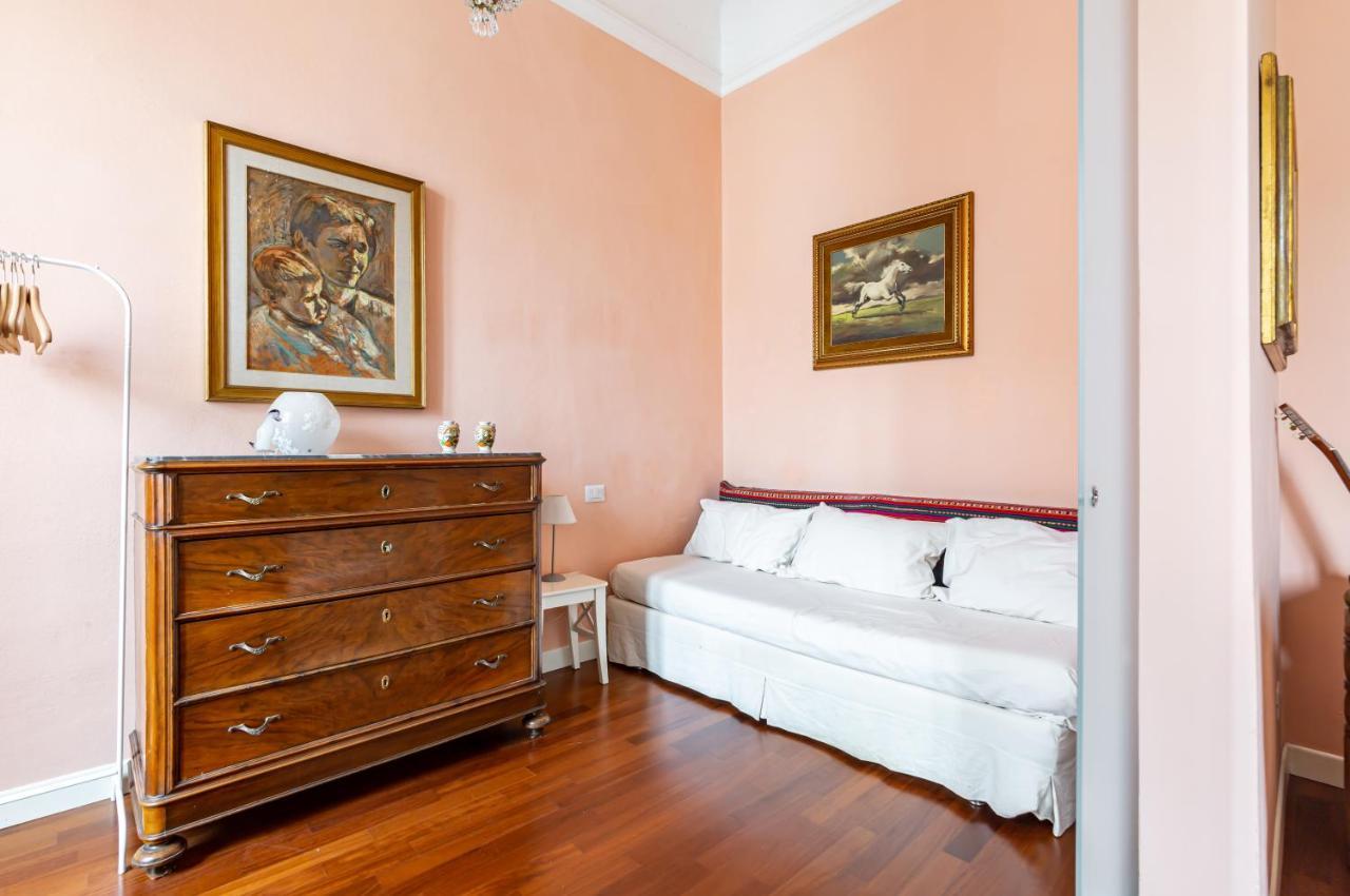 Stibbert & Statuto Elegant Flat With Balcony Lejlighed