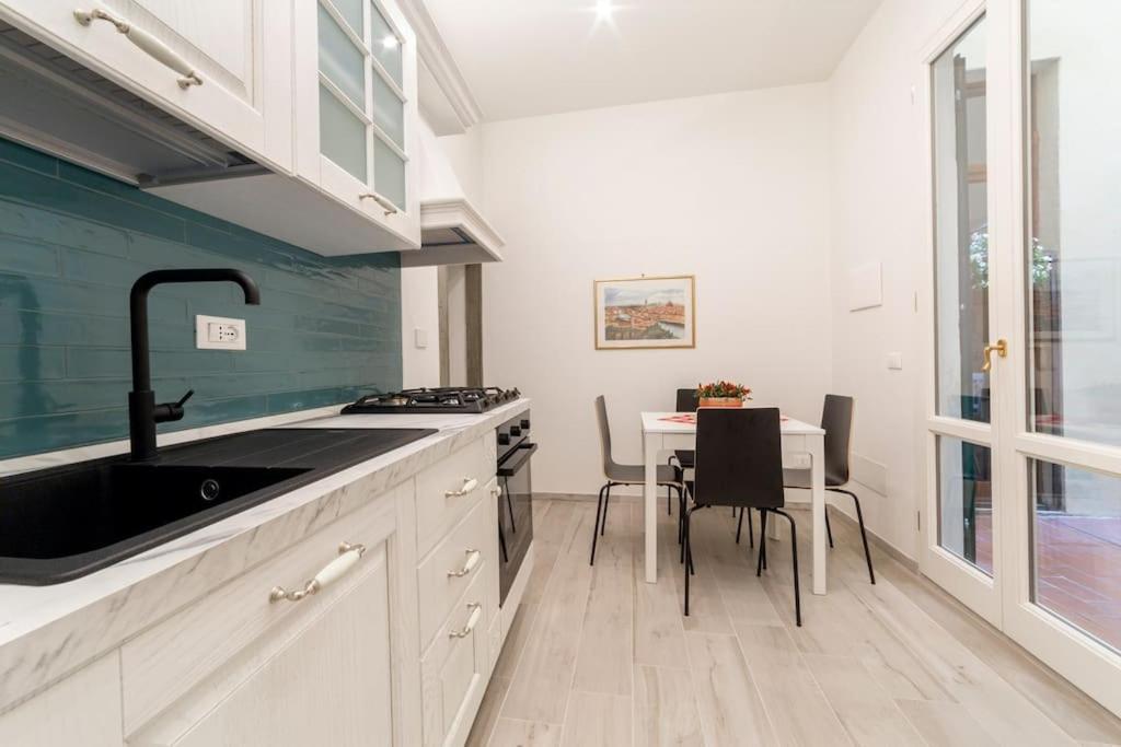 Appartamento Casa Lorenzo With A Quiet Tiny Patio
