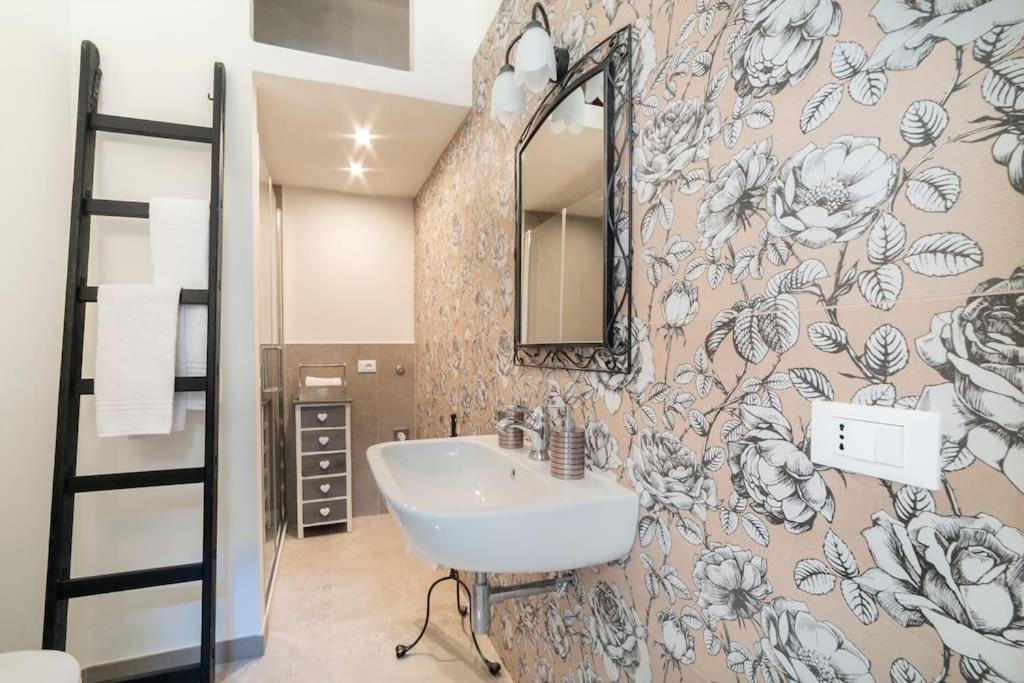 Appartamento Casa Lorenzo With A Quiet Tiny Patio *