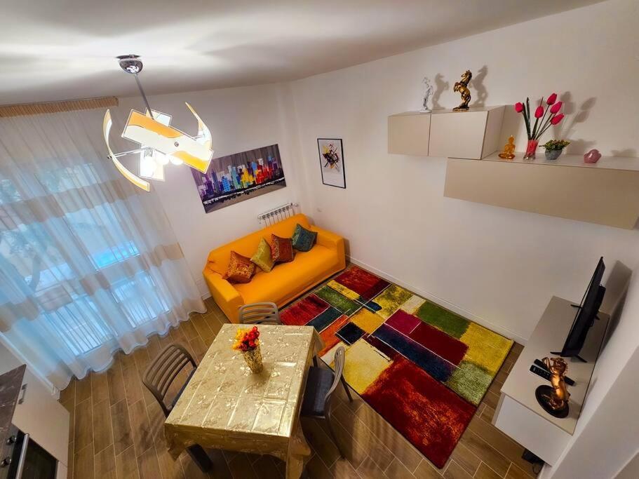 Bravo Horse Modern In Appartement Florence