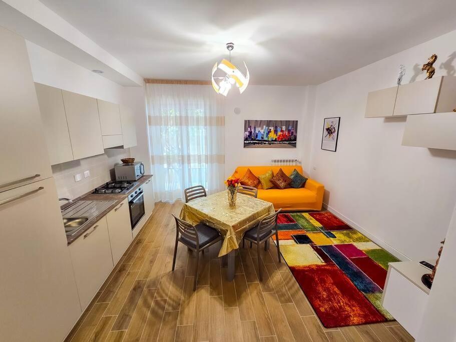 Bravo Horse Modern In Appartement Florence